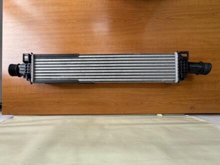 Радіатор інтеркуллера, з авто без пробігу VAG 8W0145805N