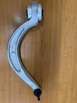 Важіль передньої підвіски нижній (задній правий) VAG 8W0407696B