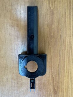 Кронштейн радіатора нижній, з авто без пробігу VAG 8W0805201