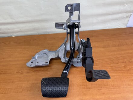 Блок педалей газа в зборі з датчиками (акселератор та гальмівний) VAG 8W1723523