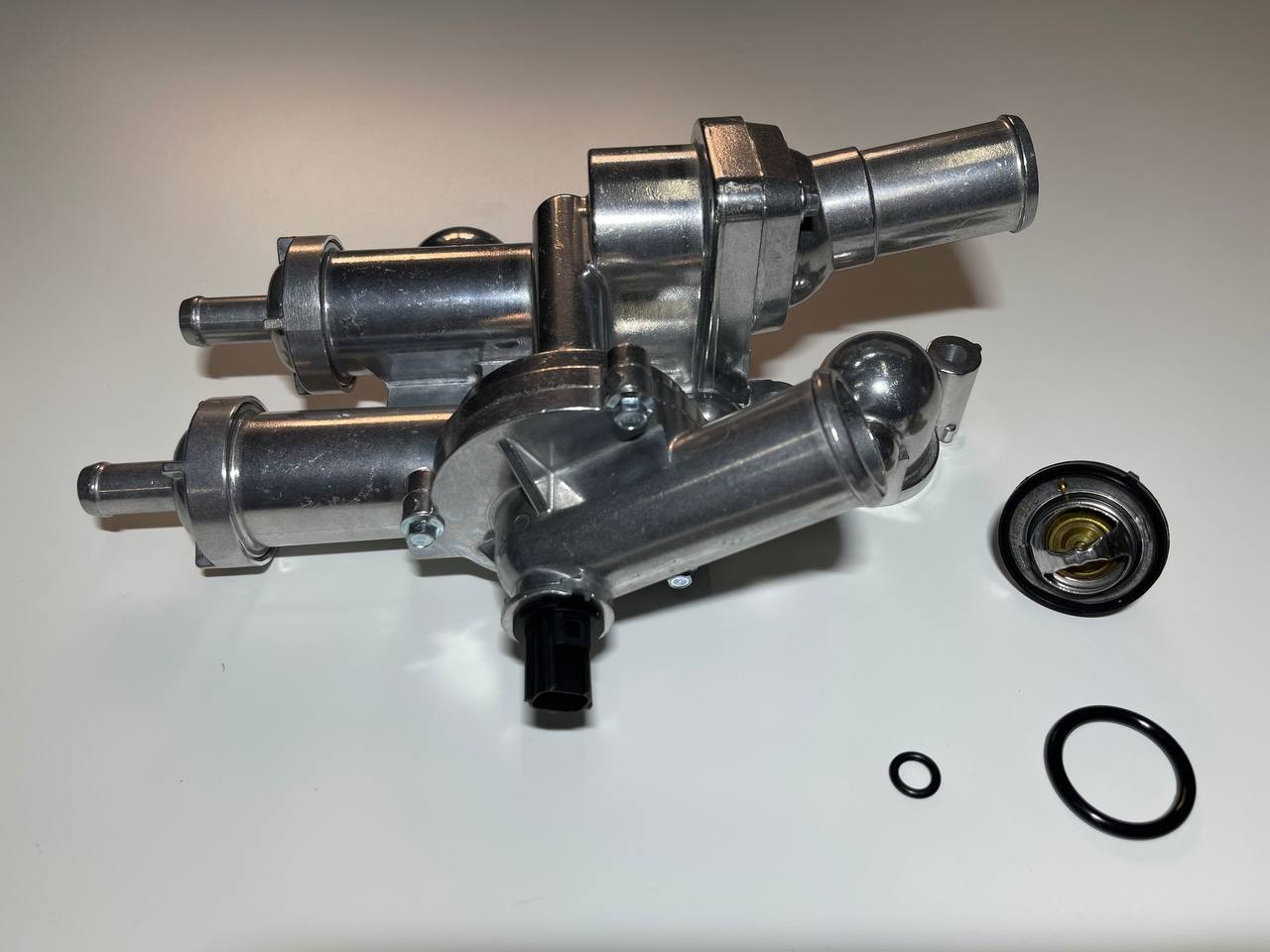 Корпус термостата алюмінієвий Market (OEM) 68003582AL Jeep Compass, Patriot; Dodge Journey, Caliber; Fiat Freemont